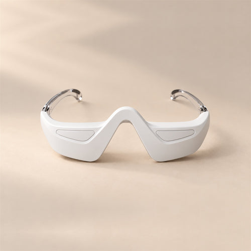 bewhile eye from the front on a sand background: a white under-eye band with a nose bridge and clear temple arms (mockup)